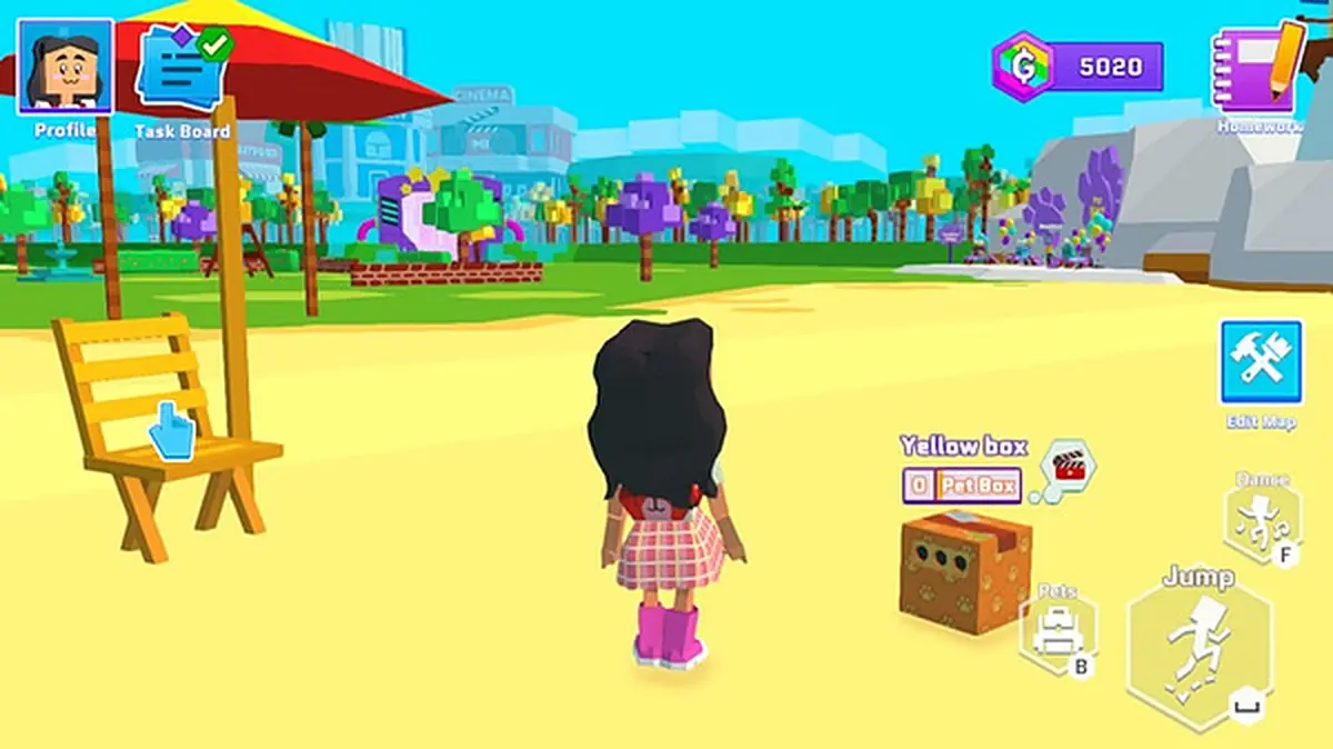 Tela da plataforma online, com a personagem do aluno em um cenário de jogo